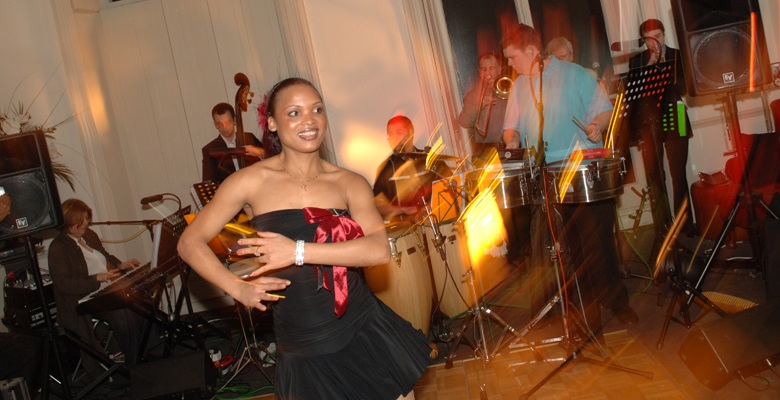Dancer Yani in the foreground, live latin band Jan y su Salsa in the background, at a wedding in a hotel in Richmond, Surrey